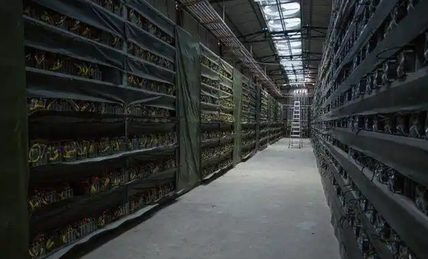 Đột kích căn hộ cho thuê có 80 chiếc máy tính hoạt động 24/24, phát hiện bí mật động trời sau số tiền điện hơn 2,2 tỷ đồng/năm- Ảnh 1.