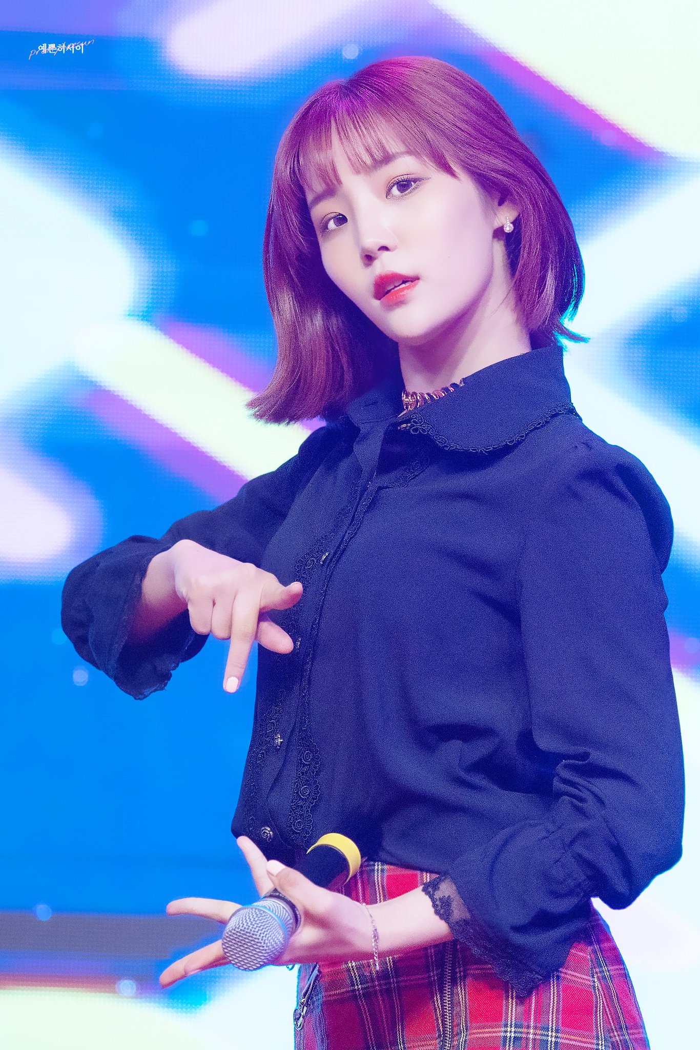 Nữ ca sĩ 20 tuổi hạ sinh cặp sinh đôi, bé phải thở máy gấp- Ảnh 3.