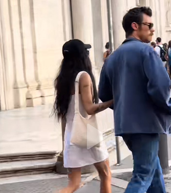 Rộ tin Harry Styles hẹn hò với Zoe Kravitz khi tay trong tay tham gia sự kiện- Ảnh 2.