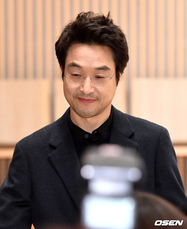 Quái vật diễn xuất 30 năm chưa từng thất bại, cứ đóng phim là netizen đòi trao ngay cúp Daesang- Ảnh 5. Quái vật diễn xuất 30 năm chưa từng thất bại, cứ đóng phim là netizen đòi trao ngay cúp Daesang- Ảnh 5.