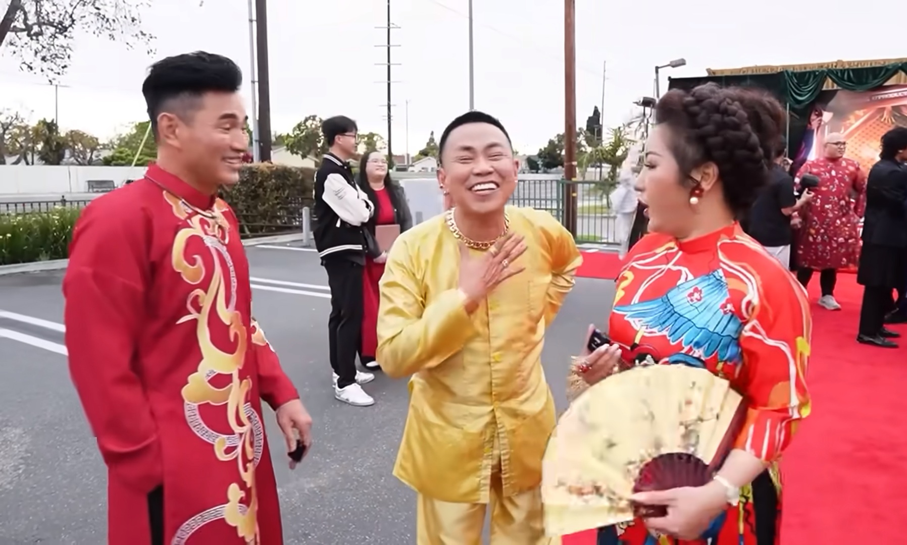 Nam nghệ sĩ ở nhà mặt tiền trung tâm quận 1 TP.HCM: Vàng đeo đầy người, mua đứt mặt tiền triệu đô ở Mỹ- Ảnh 1. Nam nghệ sĩ ở nhà mặt tiền trung tâm quận 1 TP.HCM: Vàng đeo đầy người, mua đứt mặt tiền triệu đô ở Mỹ- Ảnh 1.