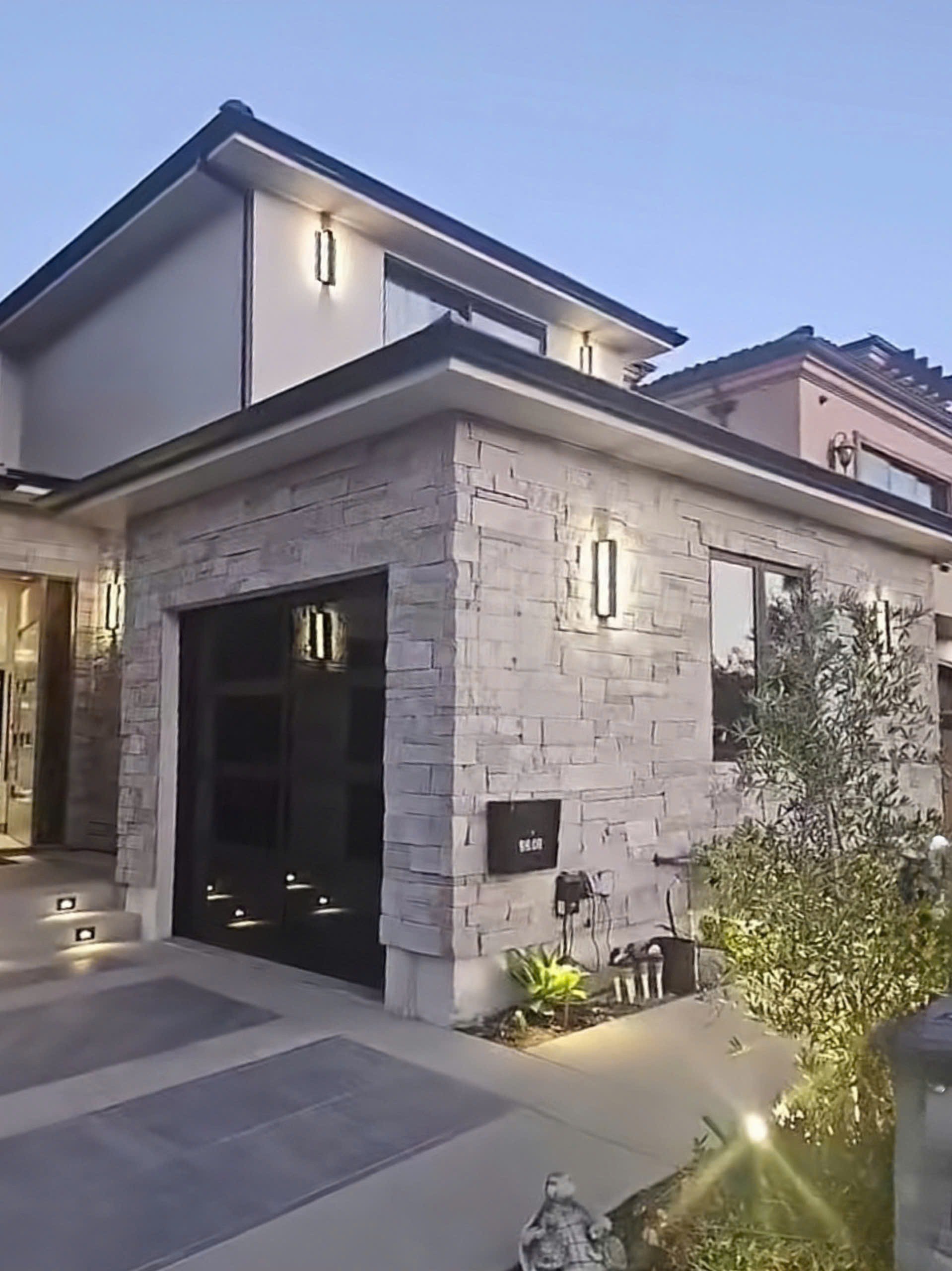 Ngỡ ngàng trước biệt thự ven biển đắt tiền của ca sĩ Hương Thủy - 1