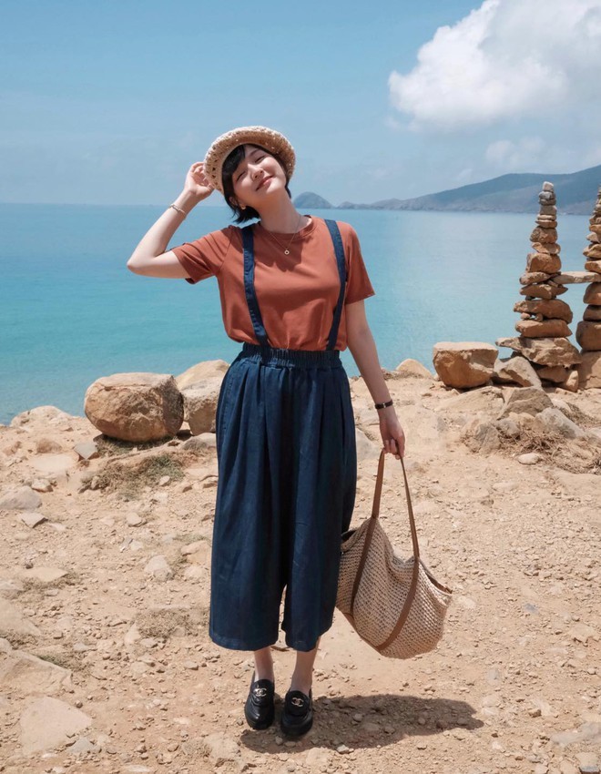 Hải Tú đăng hình ảnh ở một địa điểm tương tự.