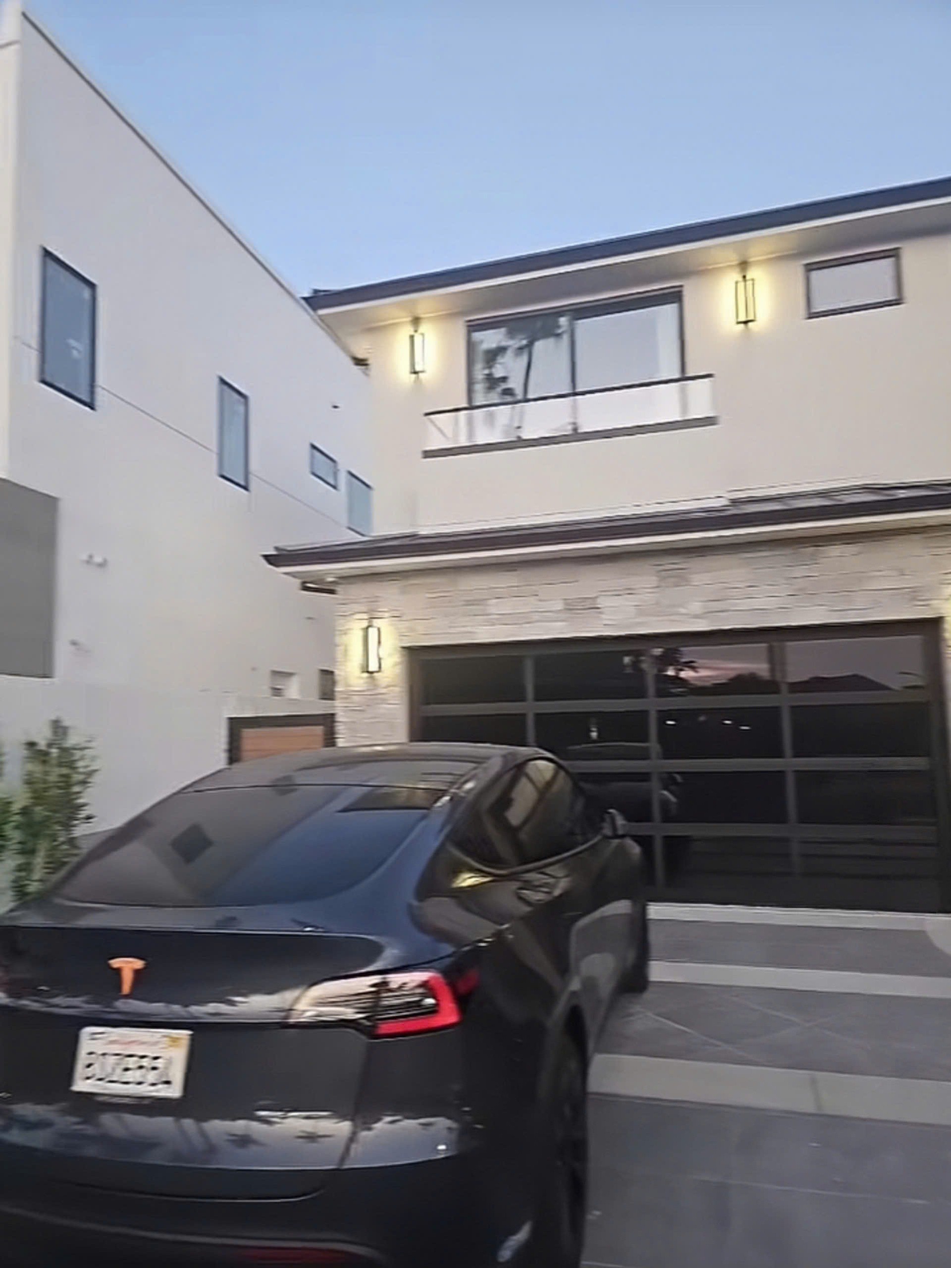 Ngỡ ngàng trước biệt thự ven biển đắt tiền của ca sĩ Hương Thủy - 2