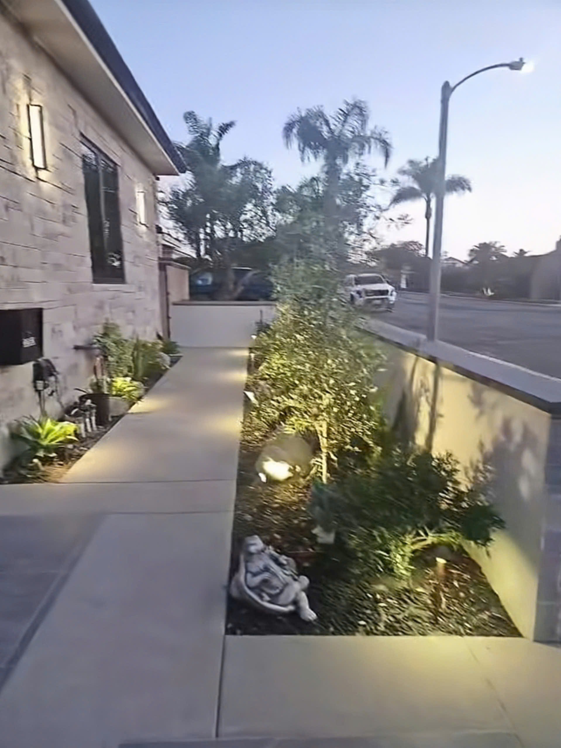 Trước nhà ca sĩ Hương Thủy. 