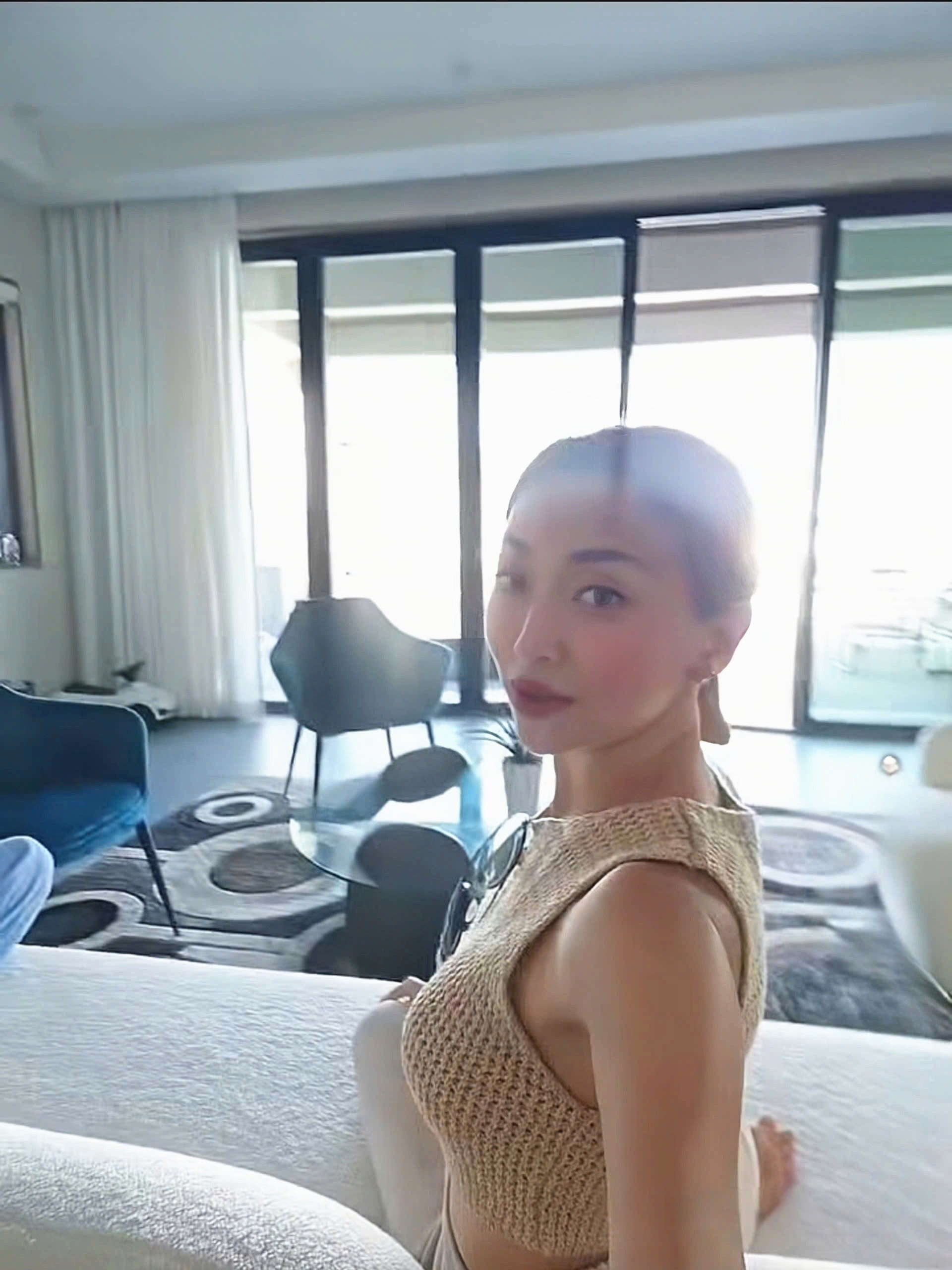 Nội thất pha trộn giữa hiện đại và màu sắc Địa Trung Hải.