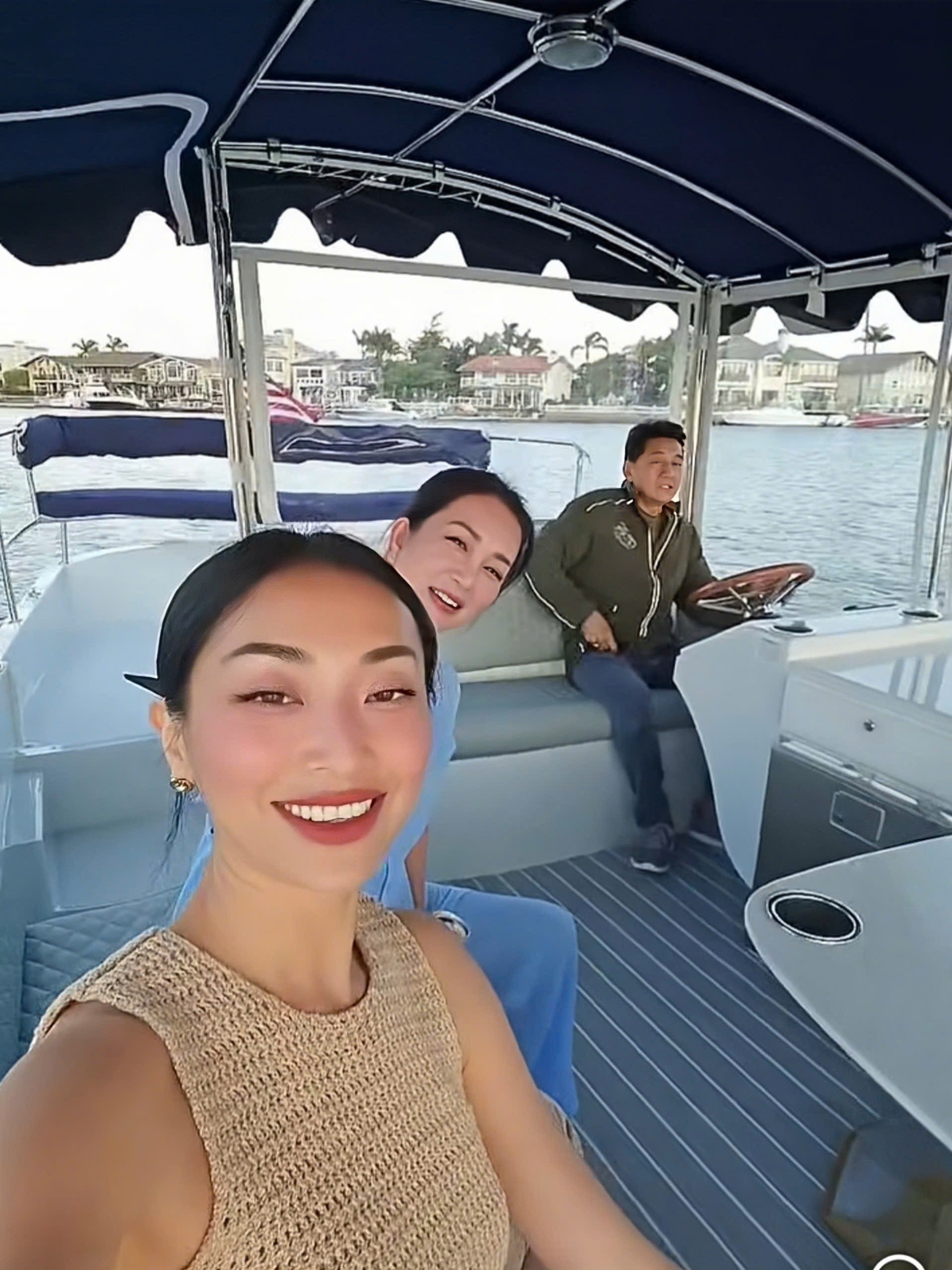 Như các cư dân khác ở Huntington Harbour, nhà ca sĩ Hương Thủy cũng có bến thuyền riêng.