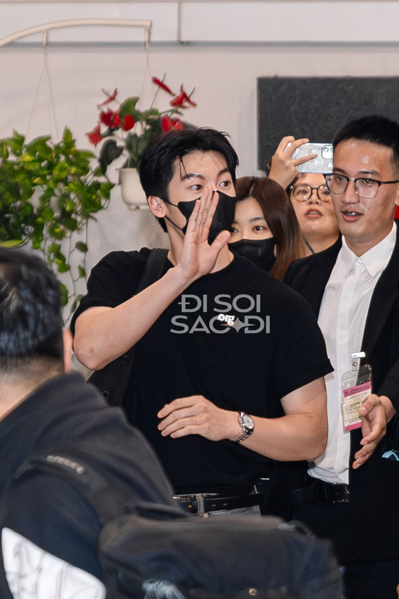 "Chồng quốc dân" Hứa Quang Hán đáp TP.HCM nửa đêm: Rắn rỏi điển trai phát sốt, khẩu trang cũng không che được visual cực phẩm! hua1 1758652417367 1758652417578134977704