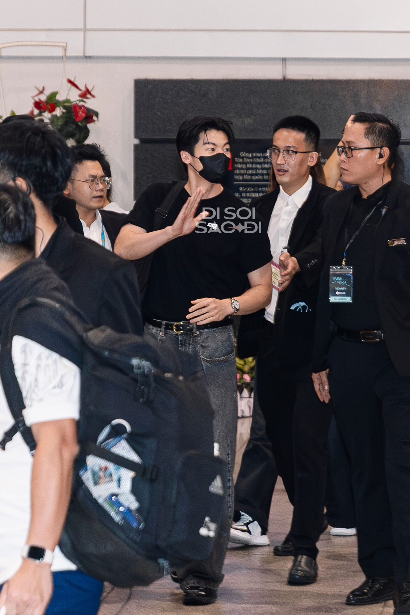 "Chồng quốc dân" Hứa Quang Hán đáp TP.HCM nửa đêm: Rắn rỏi điển trai phát sốt, khẩu trang cũng không che được visual cực phẩm! hua2 1758652415477 1758652416748490558802