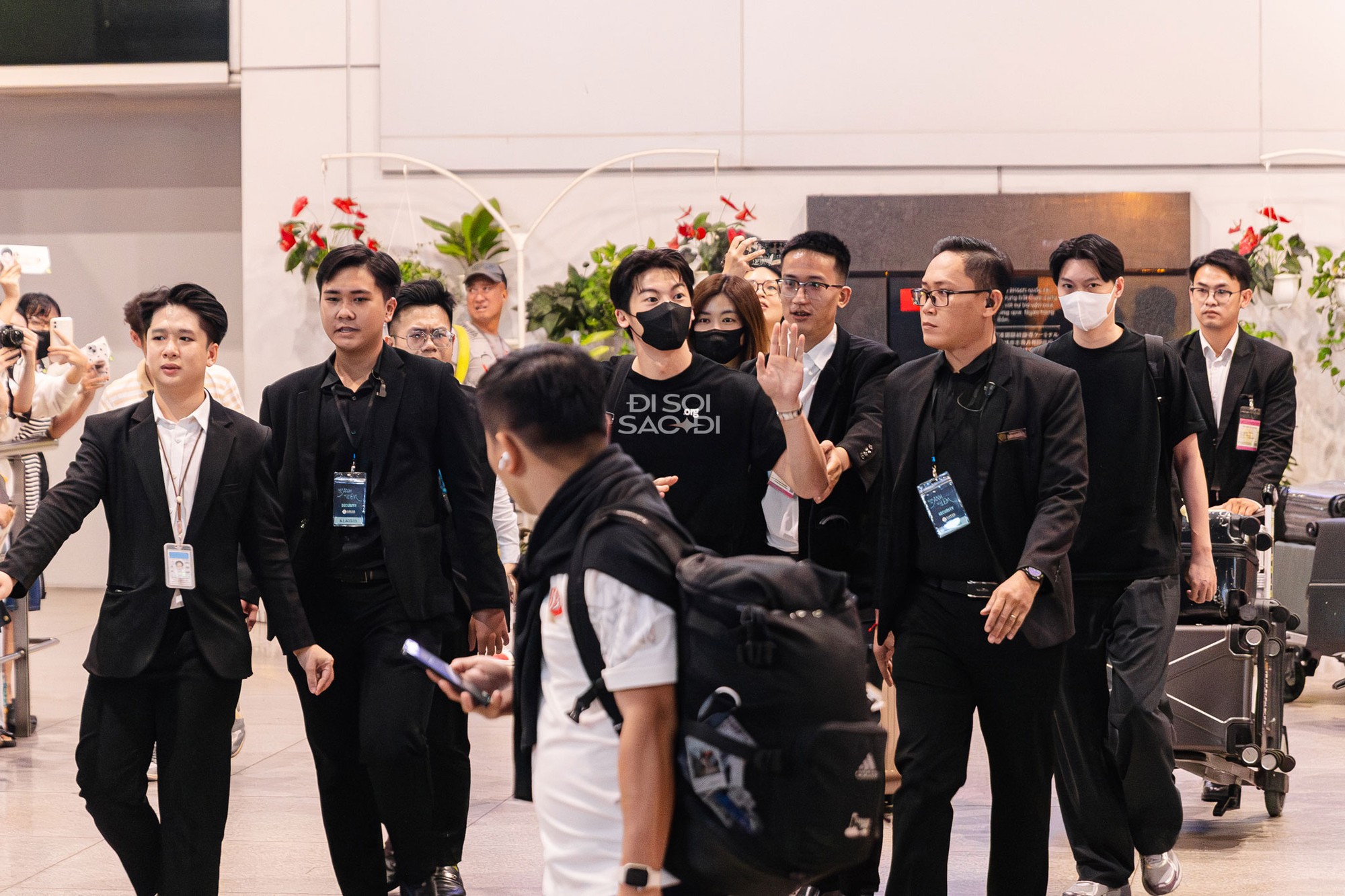 "Chồng quốc dân" Hứa Quang Hán đáp TP.HCM nửa đêm: Rắn rỏi điển trai phát sốt, khẩu trang cũng không che được visual cực phẩm! hua3 1758652412068 17586524129231462074603