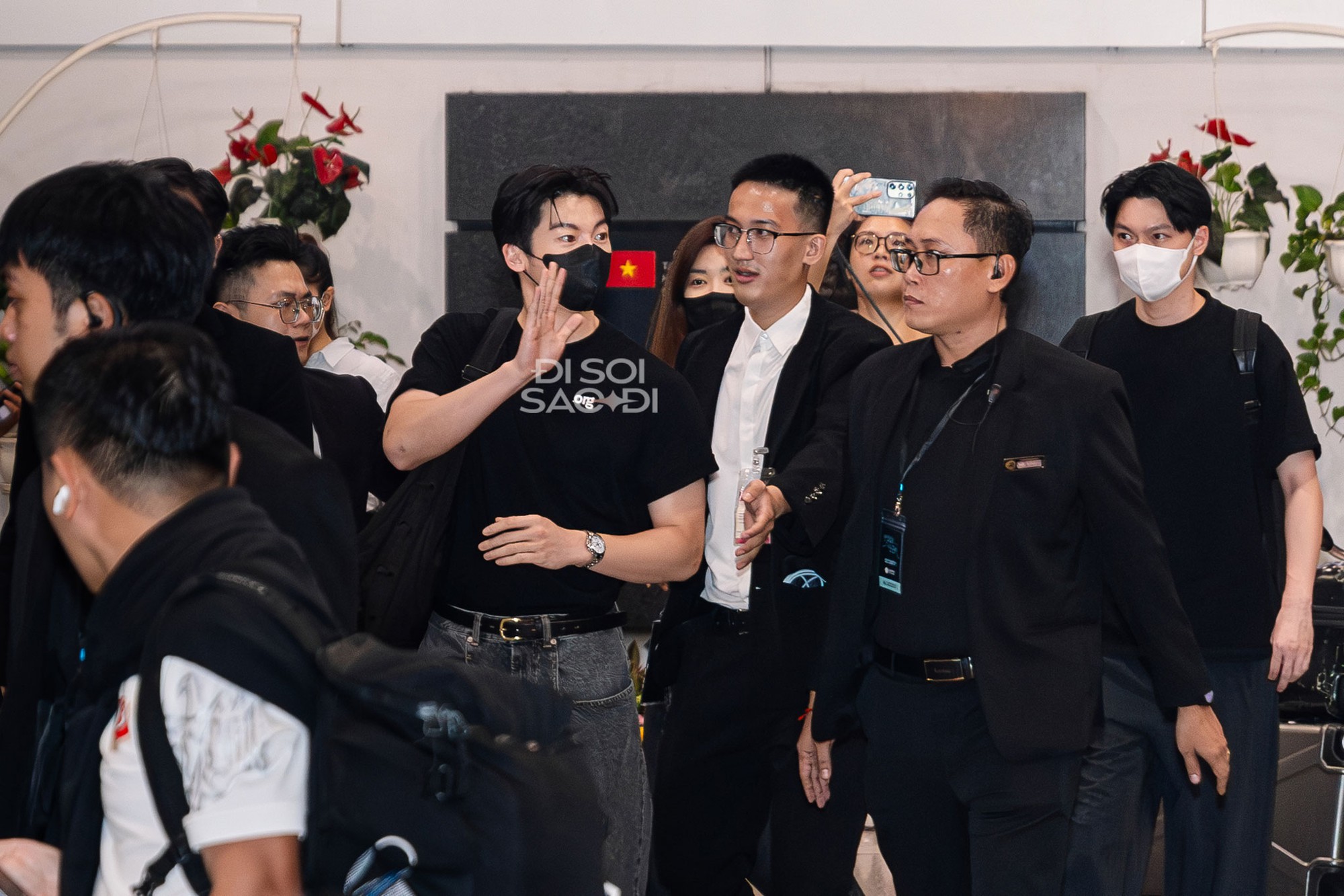 "Chồng quốc dân" Hứa Quang Hán đáp TP.HCM nửa đêm: Rắn rỏi điển trai phát sốt, khẩu trang cũng không che được visual cực phẩm! hua4 1758652414063 17586524144981576815708