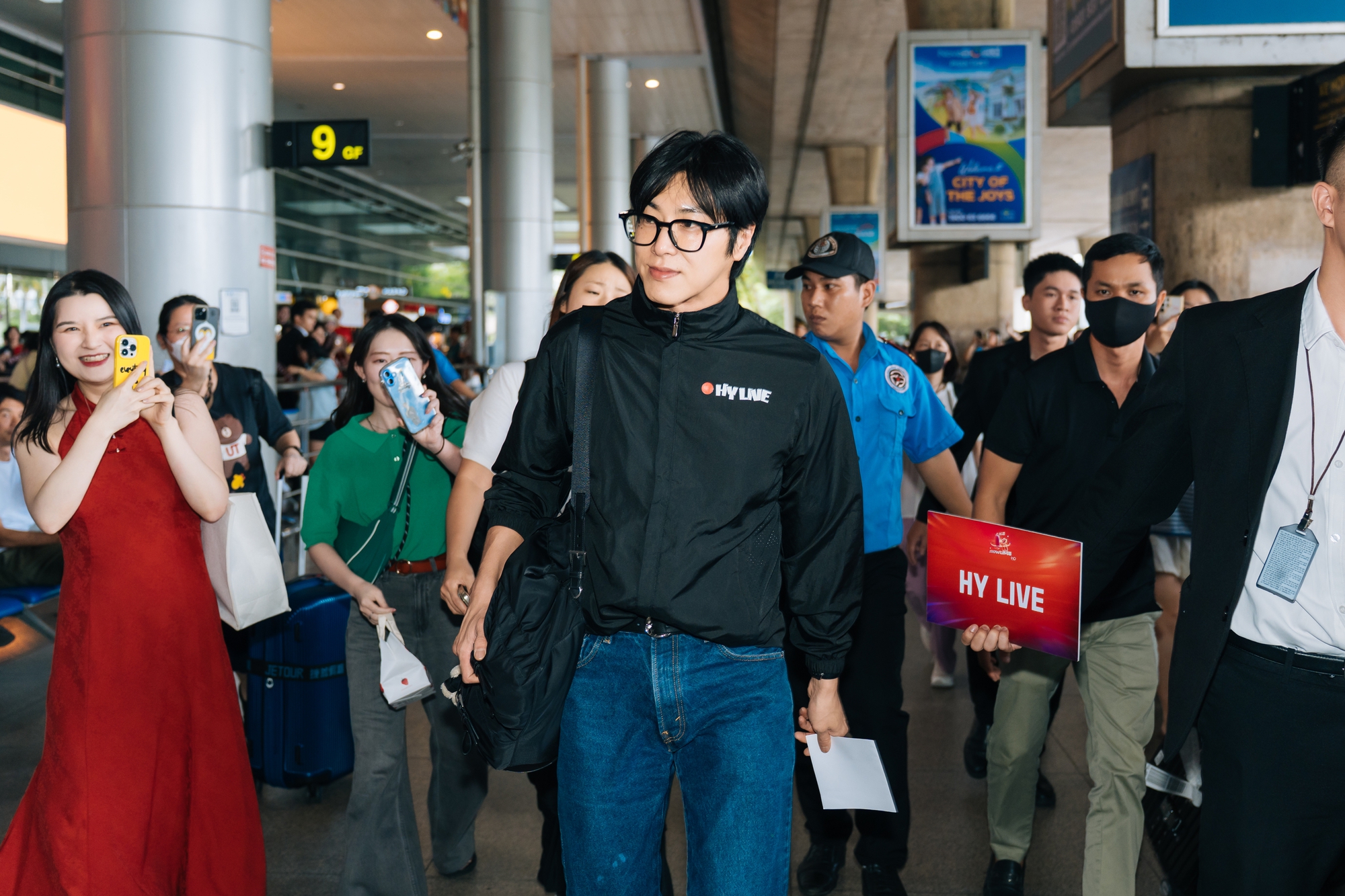 Đại hội sao SMTOWN đổ bộ Tân Sơn Nhất: Taeyeon và