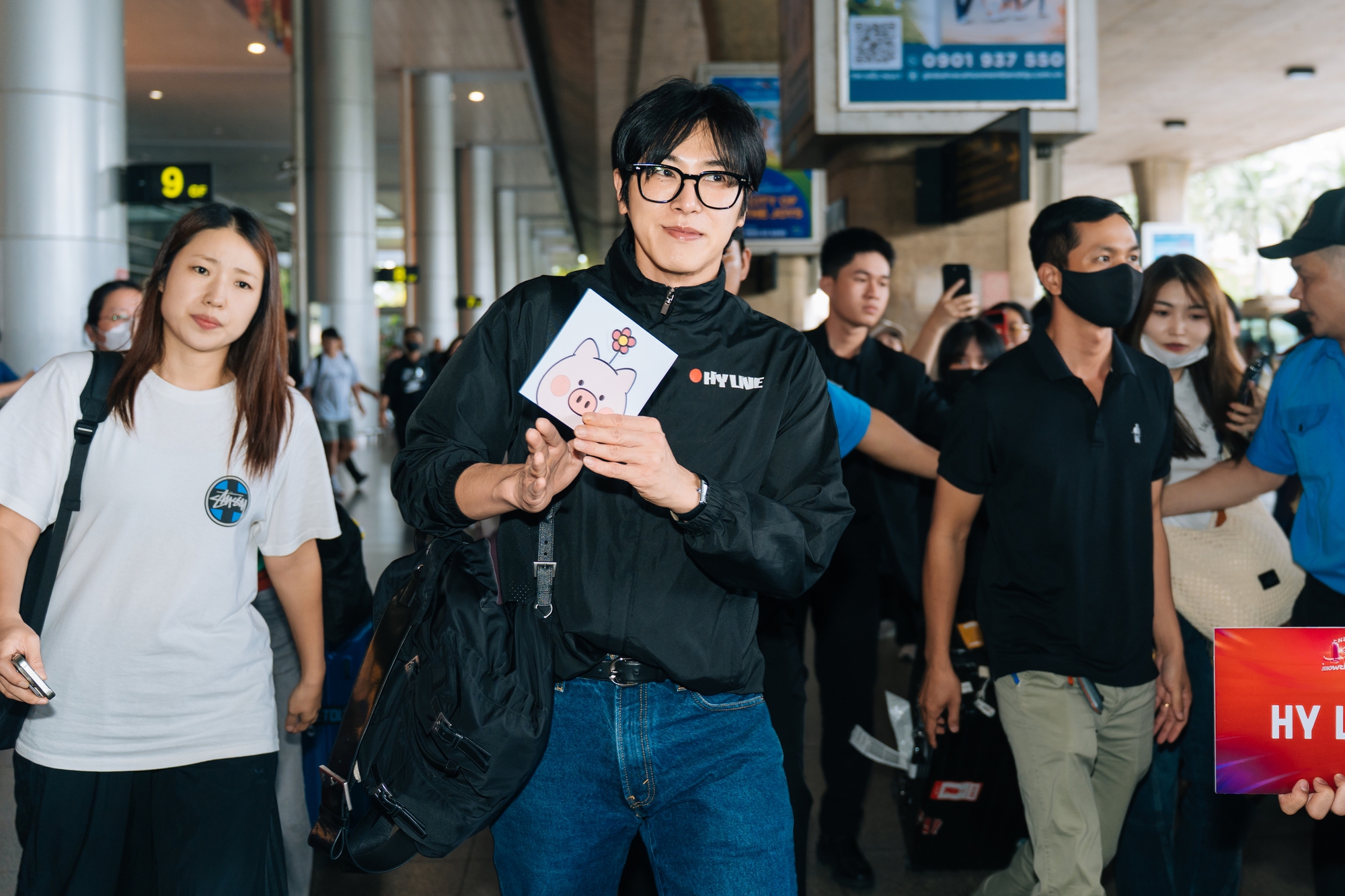 Đại hội sao SMTOWN đổ bộ Tân Sơn Nhất: Taeyeon và