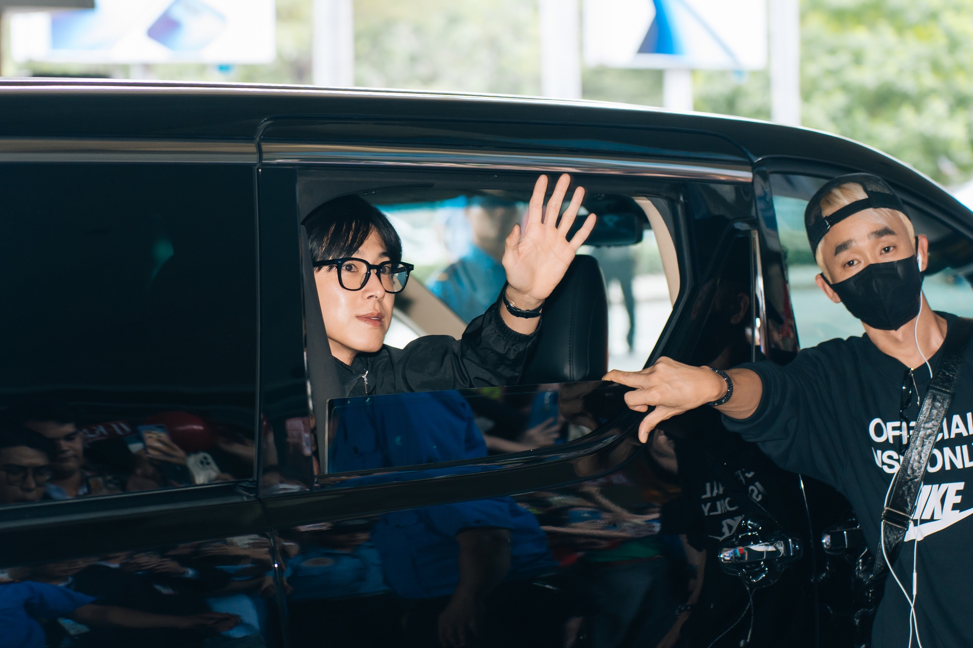 Đại hội sao SMTOWN đổ bộ Tân Sơn Nhất: Taeyeon và