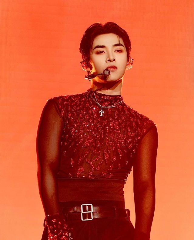 Anh trai Hùng Huỳnh tạo dáng