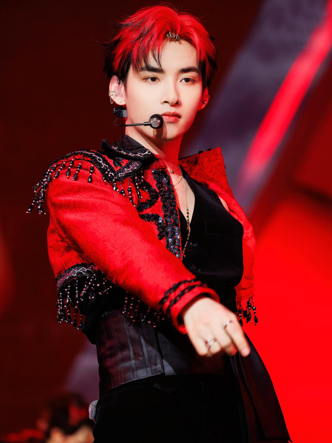 Nam ca sĩ đẹp trai, nhảy giỏi nhất Anh Trai Say Hi, gây phản cảm khi chụp ảnh với fan nữ là ai?- Ảnh 1.