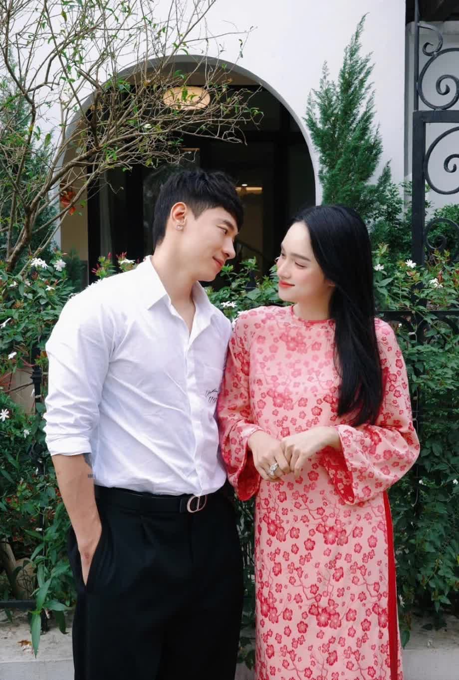 Hương Giang quấn quýt bên