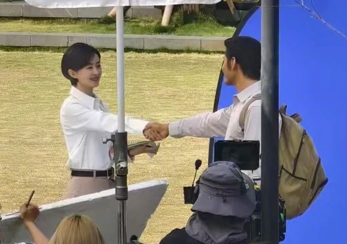 Phóng to bức ảnh chụp Triệu Lệ Dĩnh và Huỳnh Hiểu Minh, 110 triệu người hốt hoảng vì chi tiết đáng sợ- Ảnh 2.