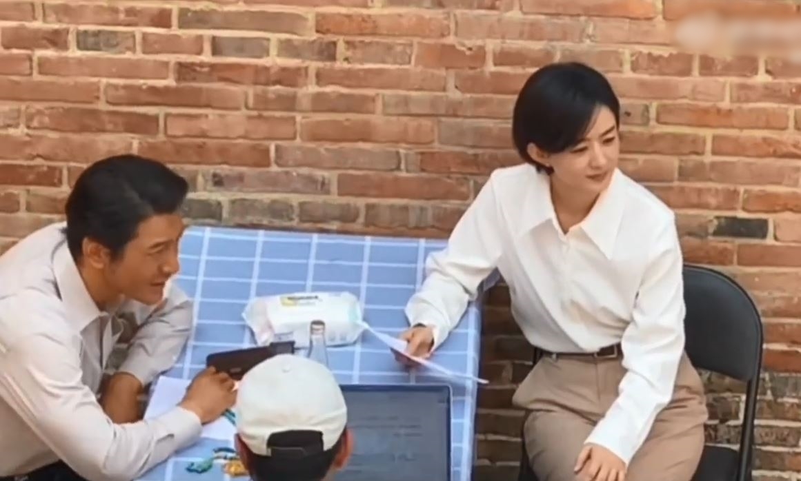 Phóng to bức ảnh chụp Triệu Lệ Dĩnh và Huỳnh Hiểu Minh, 110 triệu người hốt hoảng vì chi tiết đáng sợ- Ảnh 3.