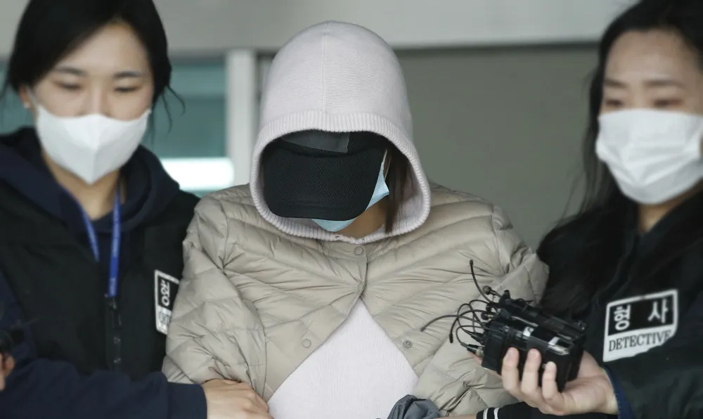 "Tiểu thư sa ngã" của giới tài phiệt: Từ người thừa kế của một đế chế, hôn thê của Park Yoo-chun đến kẻ nhận lệnh truy nã đỏ từ Interpol hwang hana 1760591332499 17605913327471752824675