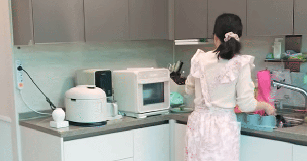 HyunA ngất xỉu tại nhà riêng, nghi xuất huyết não hyuna2 17631092481001859074142 0 0 302 577 crop 17631092739211920469621gifpng