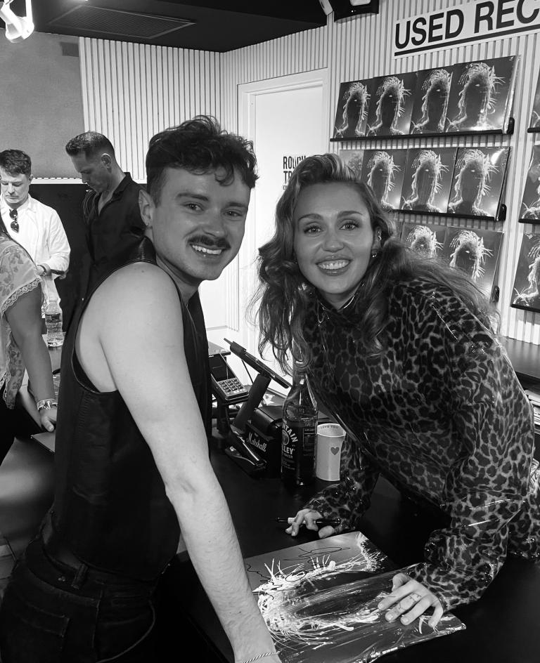 Ly hôn 5 năm, Miley Cyrus vẫn cay cú vào hùa với fan