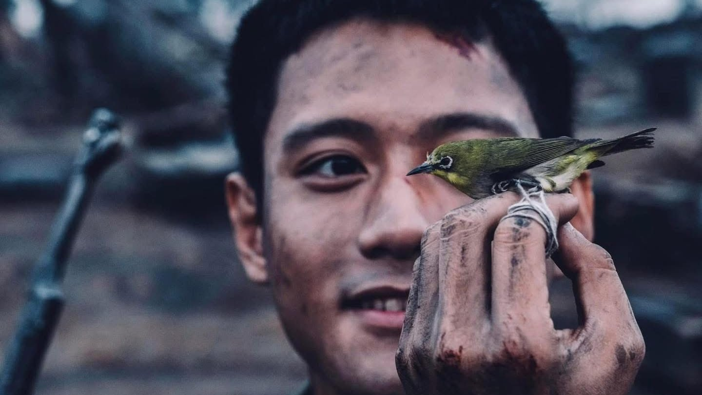 6 chi tiết ẩn cực đắt giá ở Mưa Đỏ: 1 chiếc khăn - 2 mộ phần, đến màu hoa cũng hàm chứa một bí mật- Ảnh 2.