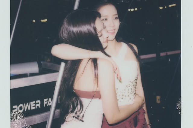 Jennie (BLACKPINK) lại làm cái gì với Rosé thế này, fan nổi điên quả không sai?- Ảnh 4. Jennie (BLACKPINK) lại làm cái gì với Rosé thế này, fan nổi điên quả không sai?- Ảnh 4.