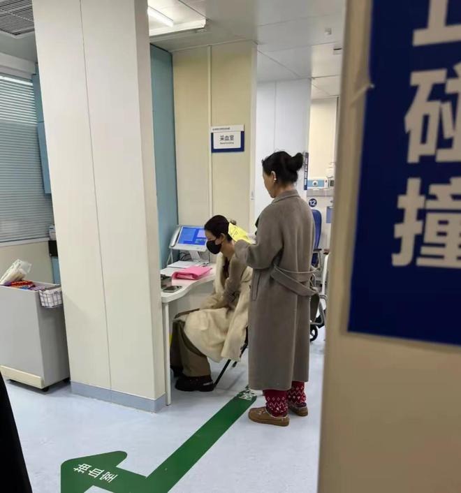 image-1-17446861262542086870863-1744690841120-1744690841518687381867 "Búp bê gầy đáng sợ" của showbiz vào viện cấp cứu lúc nửa đêm image 1 17446861262542086870863 1744690841120 1744690841518687381867