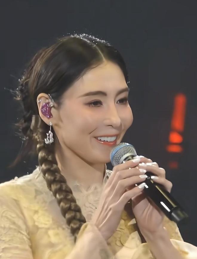 Trương Bá Chi sao ra nông nỗi này: Mặt cứng đơ như tượng sáp, làm răng sứ