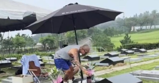 Chồng Từ Hy Viên ngày càng gầy yếu, lộ nhiều hành động kỳ lạ sau khi vợ đột ngột qua đời- Ảnh 3.