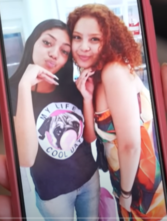 Video thảm khốc: 2 cô gái trẻ mất mạng chỉ trong tích tắc khi đang đi bộ qua đường- Ảnh 2.