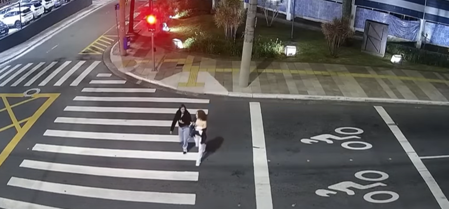 Video thảm khốc: 2 cô gái trẻ mất mạng chỉ trong tích tắc khi đang đi bộ qua đường- Ảnh 1.