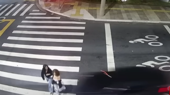 Video thảm khốc: 2 cô gái trẻ mất mạng chỉ trong tích tắc khi đang đi bộ qua đường- Ảnh 3.