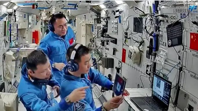 3 phi hành gia Trung Quốc được giải cứu về Trái đất, “3 người lên cứu lại mắc kẹt”: Chuyện kỳ quái gì đây?- Ảnh 5.