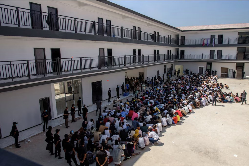 Đêm hỗn loạn ở biên giới Myanmar - Thái Lan: 700 người vượt sông tháo chạy khỏi 'đế chế lừa đảo' KK Park- Ảnh 2.