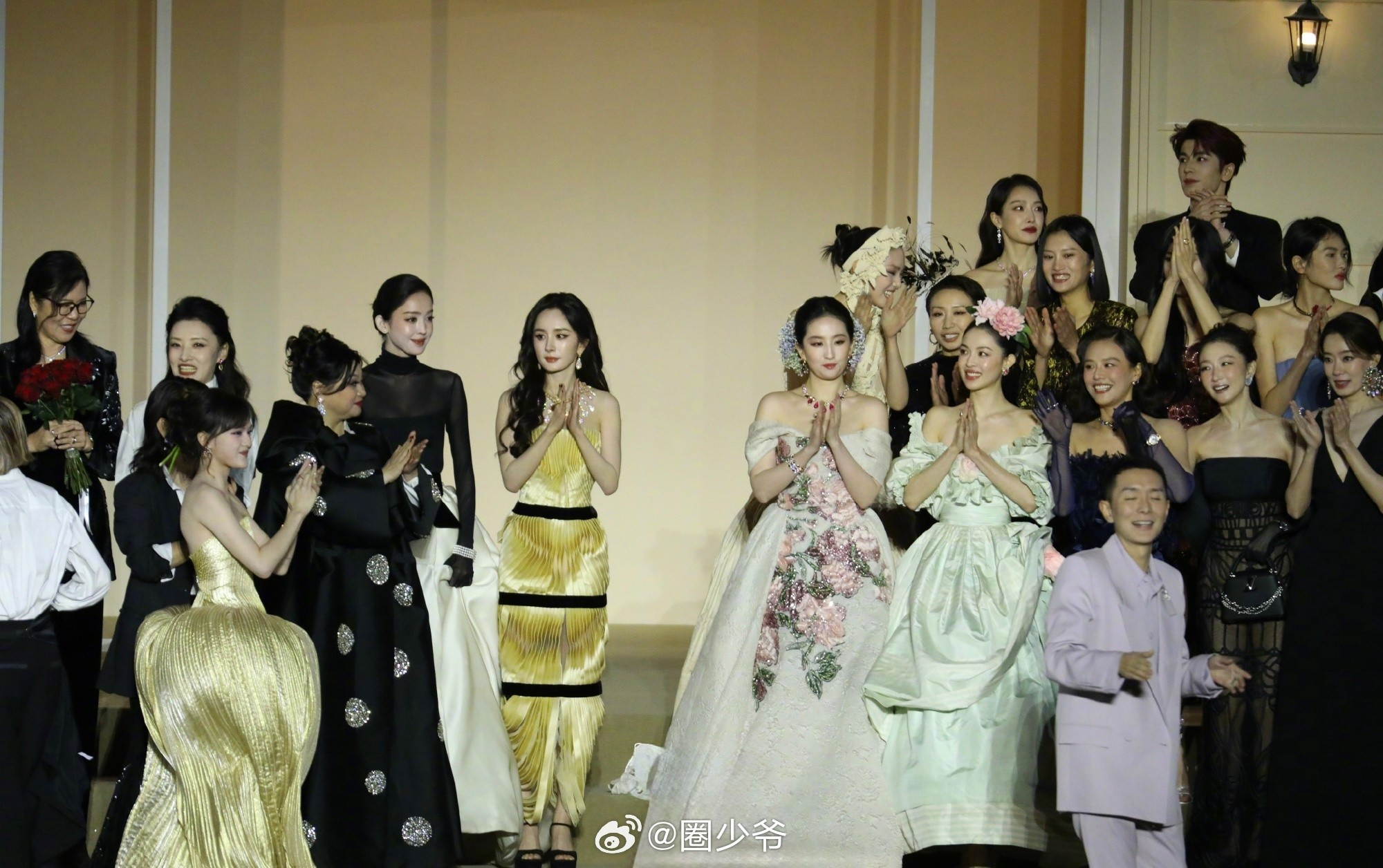 Mỹ nhân bị đánh vì dám đứng chắn ống kính của Lưu Diệc Phi- Ảnh 1.