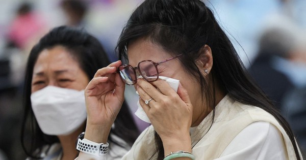 Nhân chứng kể khoảnh khắc trốn tử thần trong bão lửa nuốt chung cư ở Hong Kong 29 Nhân chứng kể khoảnh khắc trốn tử thần trong bão lửa nuốt chung cư ở Hong Kong image 2 1764171371295147121286 15 0 884 1390 crop 17642165996821333601823jpg