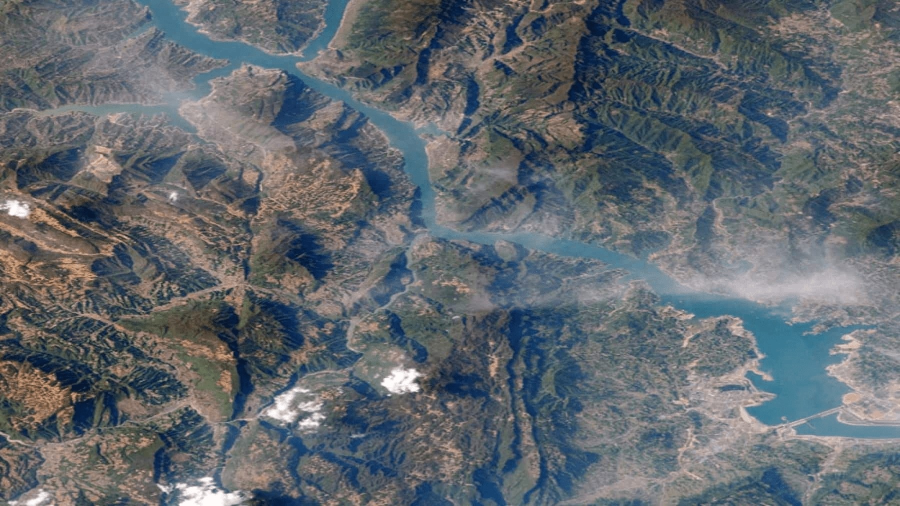 Kỳ tích công nghệ kỹ thuật của Trung Quốc gây chấn động thế giới: Xây đập thuỷ điện lưng chừng trời, cao ngang tháp Eiffel, sản xuất 11 tỷ kWh điện mỗi năm- Ảnh 1.