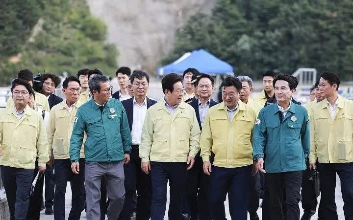 Tổng thống Lee Jae Myung (hàng đầu, thứ hai từ bên trái) thăm thành phố Gangneung, ngày 30/8/2025. (Ảnh: Văn phòng Tổng thống Hàn Quốc)