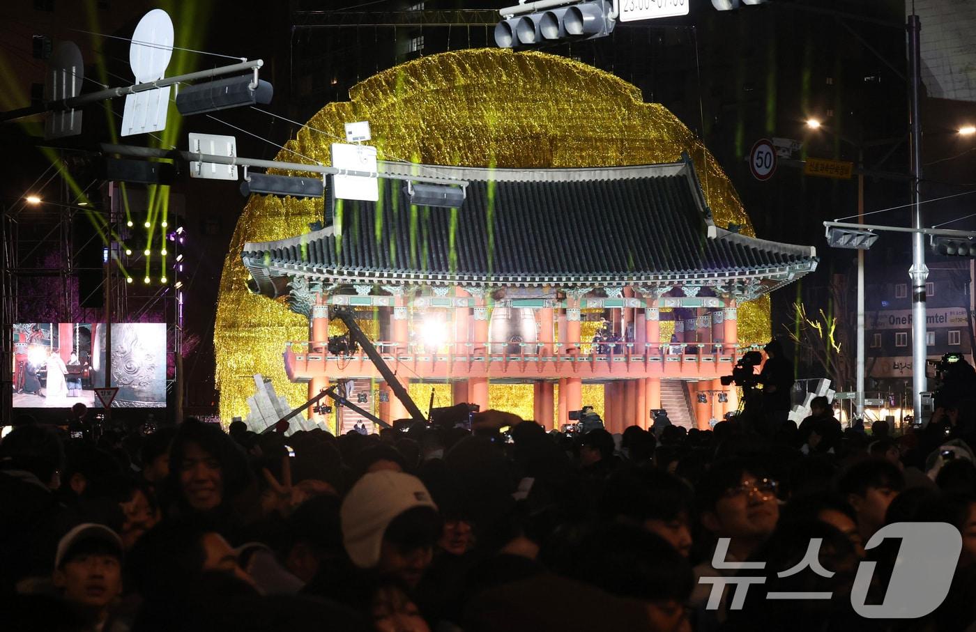 Hàn Quốc với một Giao thừa lặng lẽ: Không countdown, không pháo hoa, chỉ có tiếng chuông cầu nguyện vang lên sau vụ thảm hoạ hàng không- Ảnh 1.