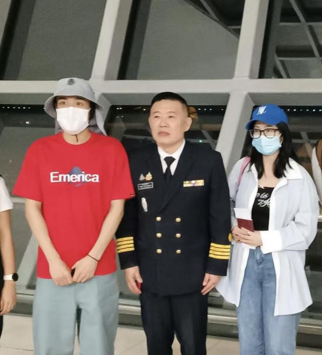 Nam diễn viên bị lừa bán sang biên giới Thái Lan chính thức về nước, biểu hiện sợ sệt ở sân bay gây xôn xao dư luận- Ảnh 3. Nam diễn viên bị lừa bán sang biên giới Thái Lan chính thức về nước, biểu hiện sợ sệt ở sân bay gây xôn xao dư luận- Ảnh 3.