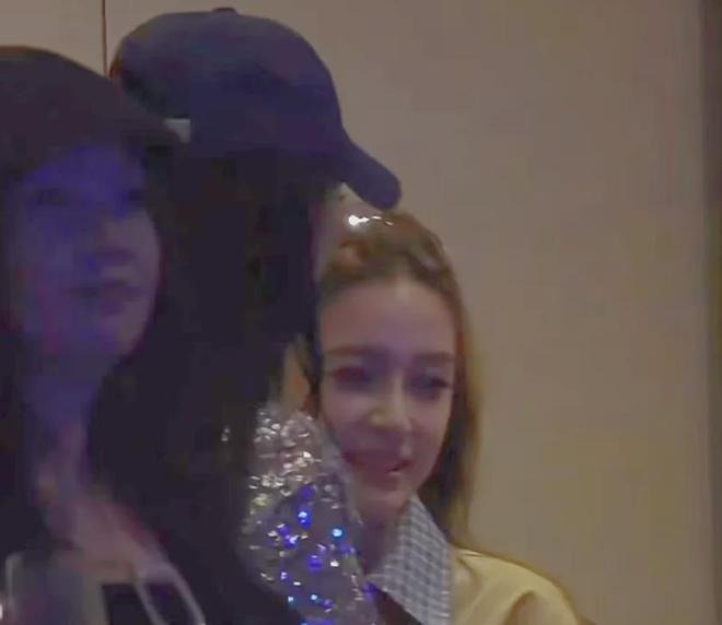 Nóng nhất MXH Weibo: Angelababy vào khách sạn với người mẫu nam trẻ tuổi sau khi