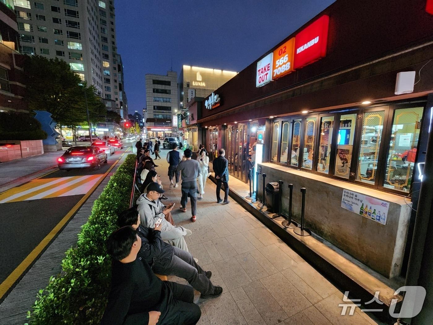 Quán gà rán bình dân “đổi đời” sau bữa nhậu của 3 tỷ phú công nghệ: Dân Hàn nườm nượp xếp hàng