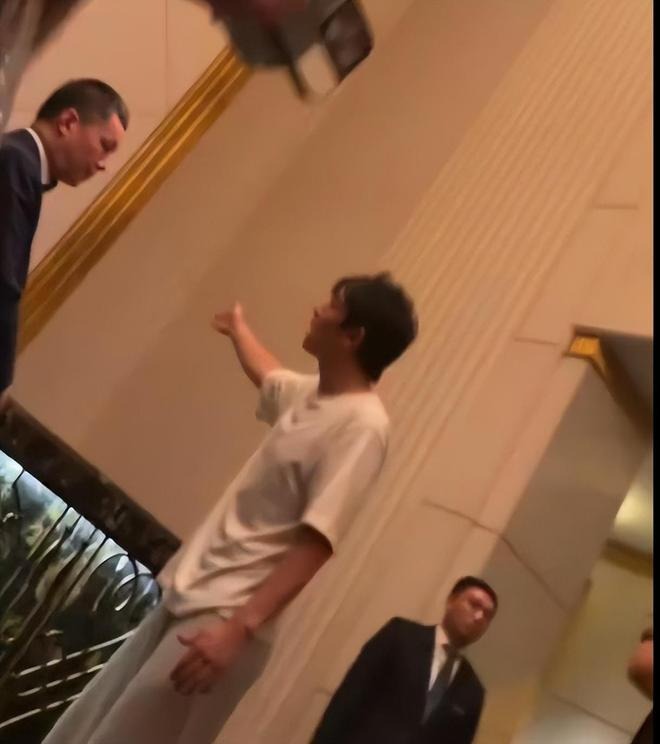 "Trai hư lộ 1.300 ảnh nóng" gây sốc với video mất kiểm soát tại khách sạn image 7 17607543340541495467344 1760756956398 1760756956885485709122 1760779852274 17607798524441693644692