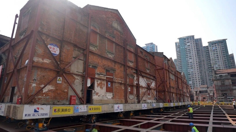 ‘Thần đèn’ Trung Quốc khiến thế giới ngỡ ngàng khi nhấc ‘ngon ơ’ cả khu phố cổ nặng 7.500 tấn, di chuyển qua lại không sứt mẻ lấy 1 viên gạch- Ảnh 2. ‘Thần đèn’ Trung Quốc khiến thế giới ngỡ ngàng khi nhấc ‘ngon ơ’ cả khu phố cổ nặng 7.500 tấn, di chuyển qua lại không sứt mẻ lấy 1 viên gạch- Ảnh 2.