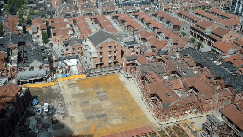 ‘Thần đèn’ Trung Quốc khiến thế giới ngỡ ngàng khi nhấc ‘ngon ơ’ cả khu phố cổ nặng 7.500 tấn, di chuyển qua lại không sứt mẻ lấy 1 viên gạch- Ảnh 1. ‘Thần đèn’ Trung Quốc khiến thế giới ngỡ ngàng khi nhấc ‘ngon ơ’ cả khu phố cổ nặng 7.500 tấn, di chuyển qua lại không sứt mẻ lấy 1 viên gạch- Ảnh 1.