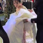 Cô gái 1m46 lấy chồng cao gần 1m9, chú rể làm điều đặc biệt suốt hôn lễ image dai dien gif 1m9 chu re lam dieu dac biet suot hon le 1919 1763164887 809 width740height495 gif2mp4 auto cropjpg