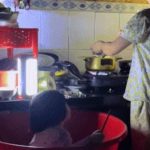 Đà Nẵng ngập lụt, mẹ trẻ đặt con vào chậu vừa trông vừa nấu vội bữa cơm chiều image dai dien gif chau vua trong vua nau voi bua com chieu 3171 1761662124 247 width740height495 gif2mp4 auto cropjpg