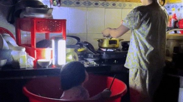Đà Nẵng ngập lụt, mẹ trẻ đặt con vào chậu vừa trông vừa nấu vội bữa cơm chiều image dai dien gif chau vua trong vua nau voi bua com chieu 3171 1761662124 247 width740height495 gif2mp4 auto cropjpg